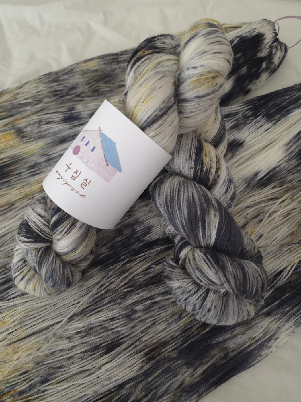 Monochrome hand-dyed yarn